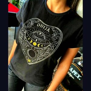 camiseta feminina mística com estampa metalizada – look moderno e exclusivo